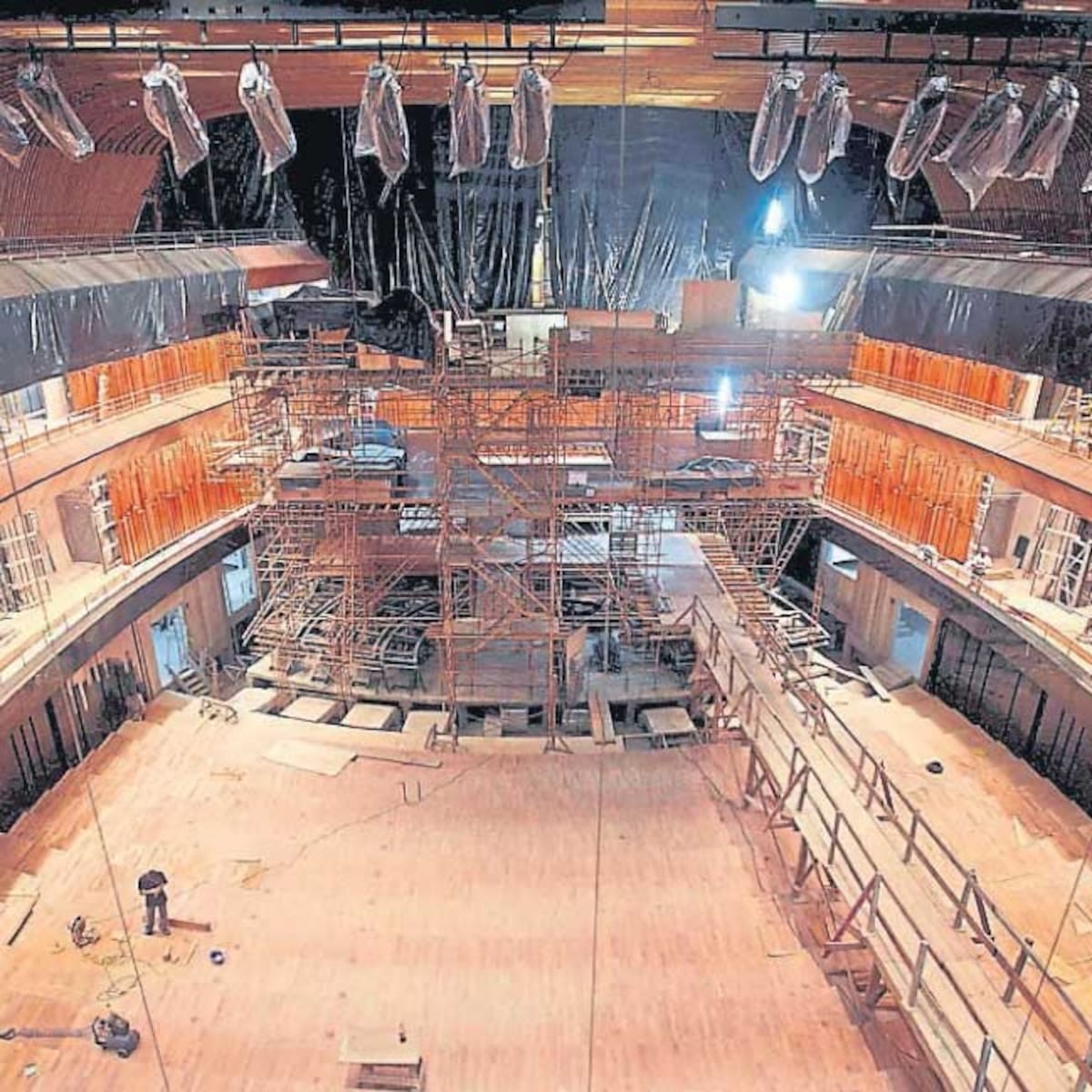 Montaje y estructura tecnica del escenario en restauracion del Teatro Colon