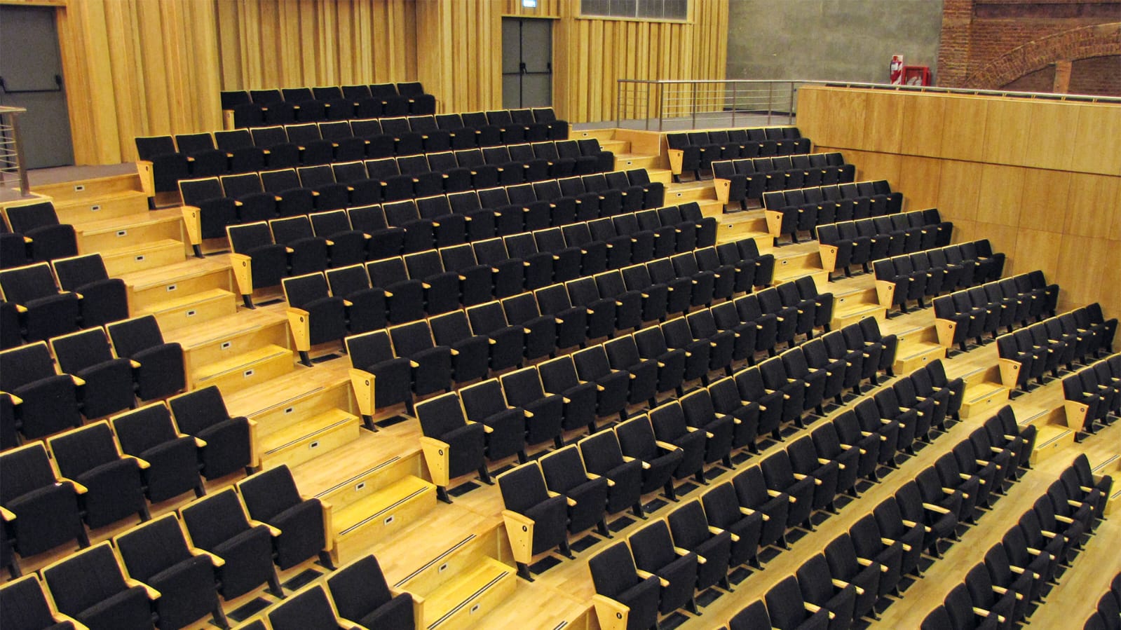 Butacas y revestimientos de madera en la Usina del Arte