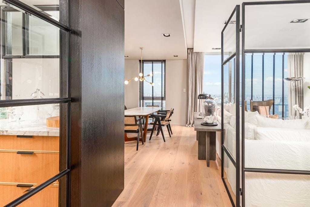 Ingreso interior con Roble de Eslavonia Premium en Torres SLS