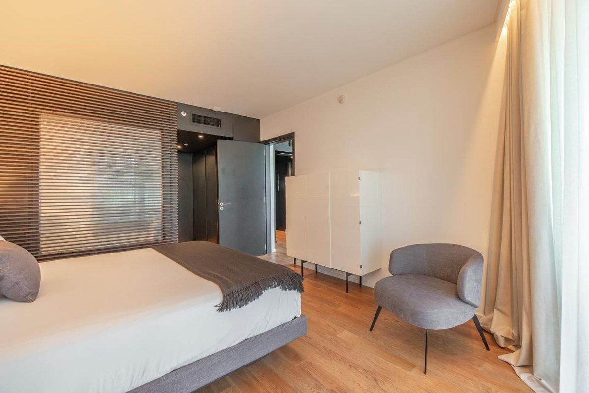 Dormitorio con piso de Roble de Eslavonia Premium en Torres SLS