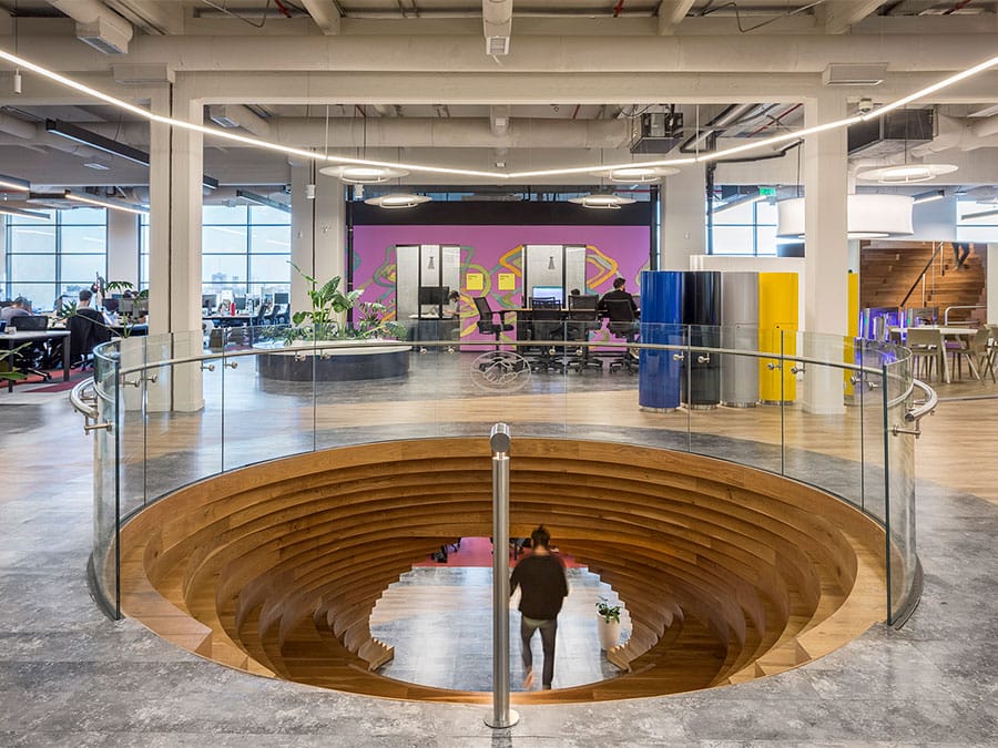 Vista de la escalera social y oficinas de Mercado Libre
